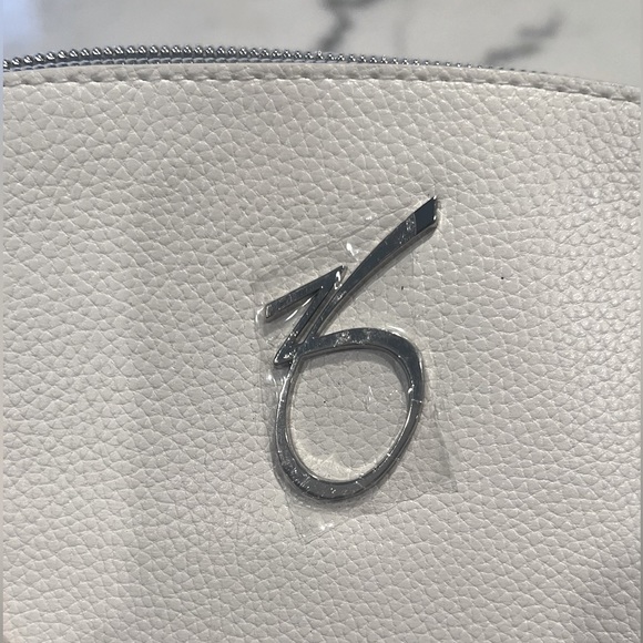 NWT ZO Cosmetic bag, vegan leather, white w/blue lining, 7 ¾” x 6” - Picture 2 of 6